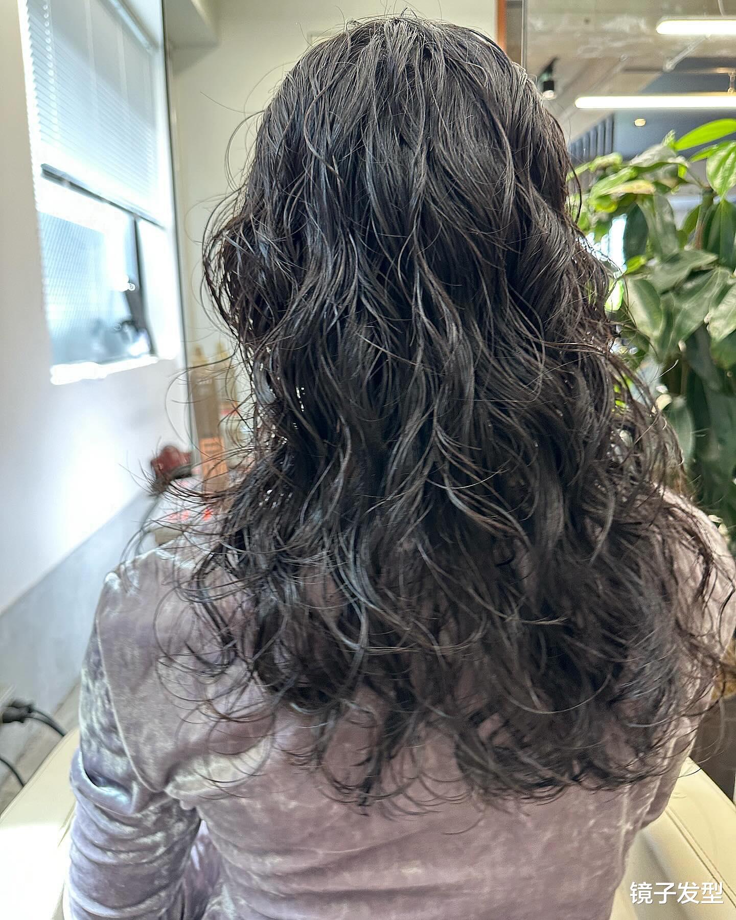 全头烫、锁骨发、波波头与纹理烫:探寻发型之美