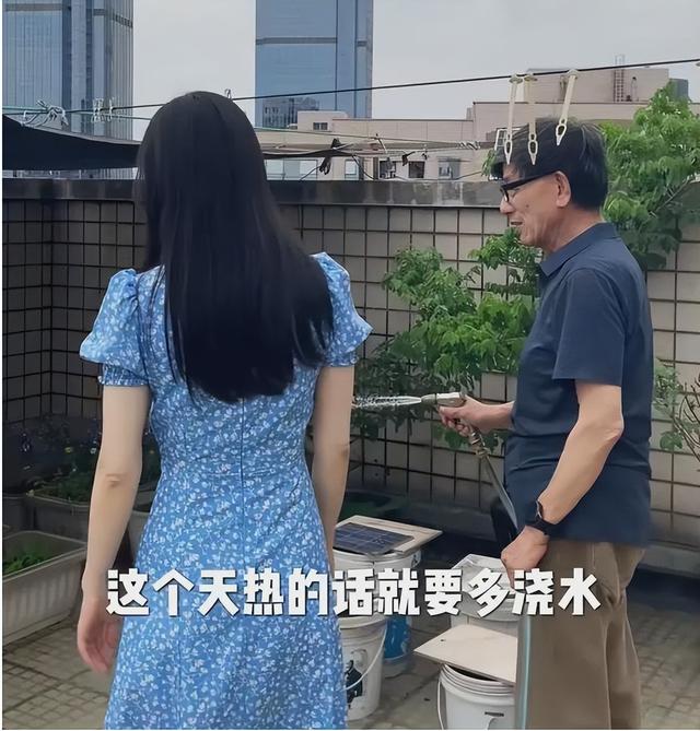 太壕了！黄圣依晒与父亲合影，娘家豪宅全曝光，露台超大种满花菜