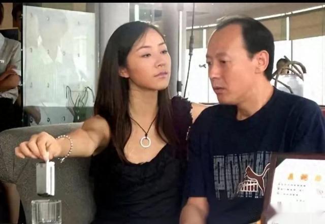 41岁韩雪和60岁老公聚餐，两人穿的朴实无华，真接地气！