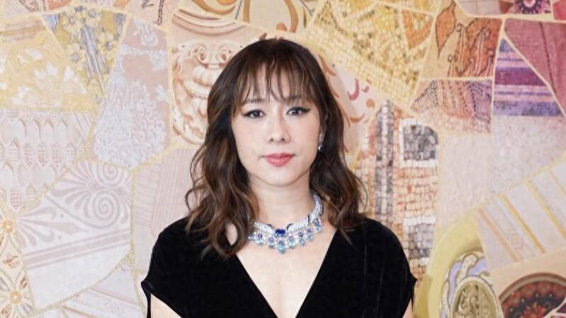 45岁林嘉欣近照曝光，身材圆润脸部皮肤松弛，妆造偏脏年龄感凸显