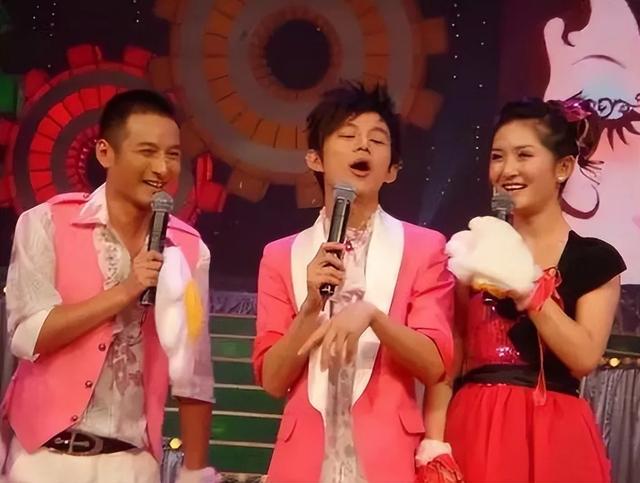 何炅：20年努力护着4个家人，最后却一个没留住，他老了，也累了