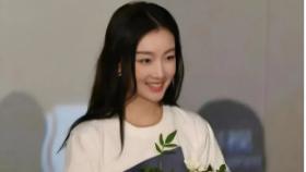 周冬雨：从清纯少女到现代风尚女王