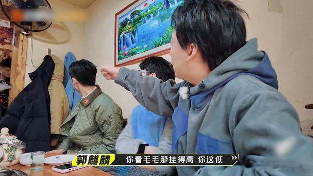 郭麒麟|郭麒麟的教养有多好，综艺节目上随手一指，彻底暴露他真实的教养