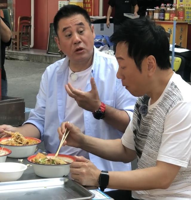 太豪横!佛山欧府办寿宴,现场邀约7位知名港星,又唱又跳显落魄