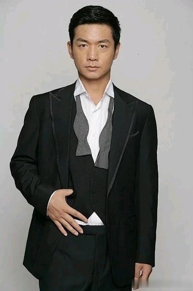 邢佳栋是山西男人憨直、直率、温和的气质硬汉形象男人味十足。