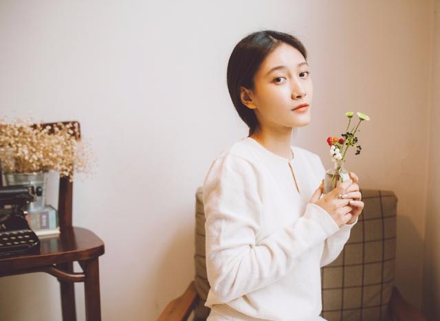 父亲是老戏骨，她长相平平却资源不断，被冯小刚称其低估的星二代