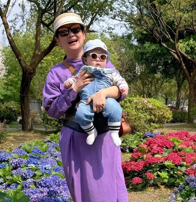 SHE日本被偶遇,任家萱身材臃肿,网友怀疑田馥甄怀孕七八个月