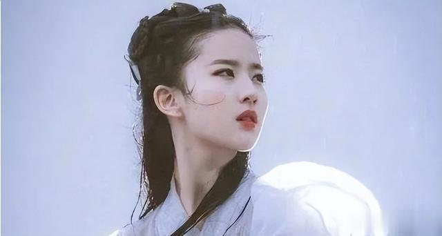 刘亦菲“雨中骑马戏”为何被删？当看到她后背那刻，全明白了！