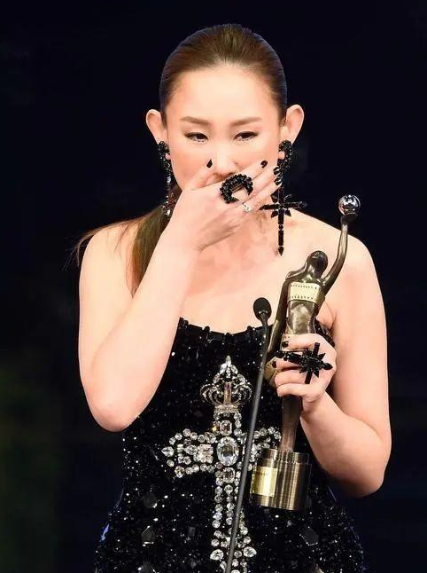 她是香港第一才女，为歌神写歌，却成了“最丑”影后？