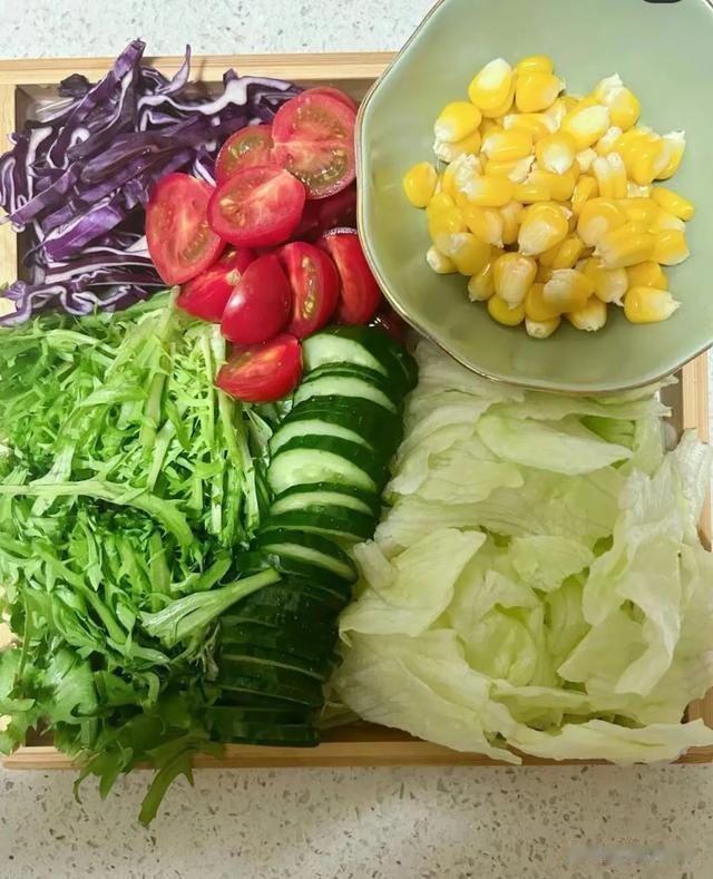10分钟搞定低脂沙拉蔬菜\uD83E\uDD57减脂期必备蔬菜沙拉！