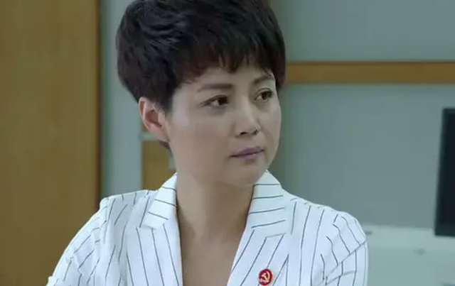 播2集就被紧急下架!取材炸裂,尺度大,央视反腐剧等得太久了