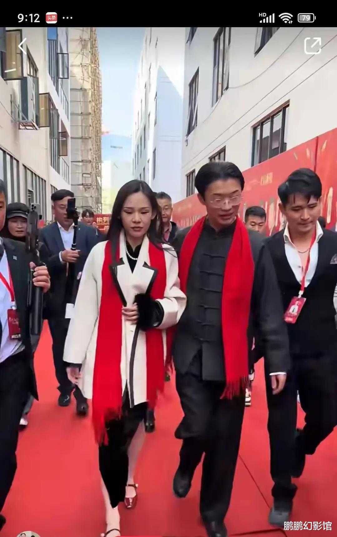 千万粉丝郭有才公司开业，1000平大楼不输三只羊，老爸穿貂戴礼帽