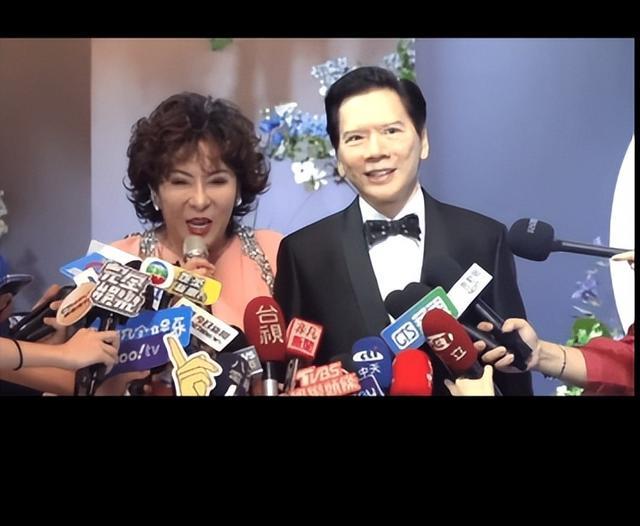 向华强参加萧敬腾婚礼，面部苍白四肢僵硬像蜡像，网友：儿子气的