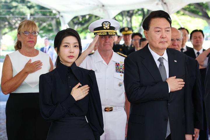 尹锡悦带着漂亮老婆去美国了!夫人穿平底鞋去扫墓,扎马尾像少女