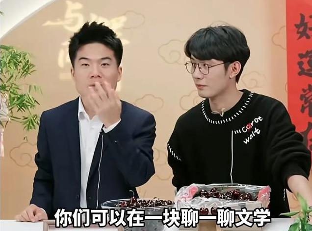 董宇辉将好读书栏目升级，梁晓声举动受称赞，俞敏洪羡慕不已