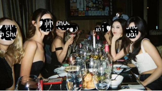 王菲携女儿亮相演唱会,绯闻男粉丝陪伴!18岁李嫣角落抽烟惹争议