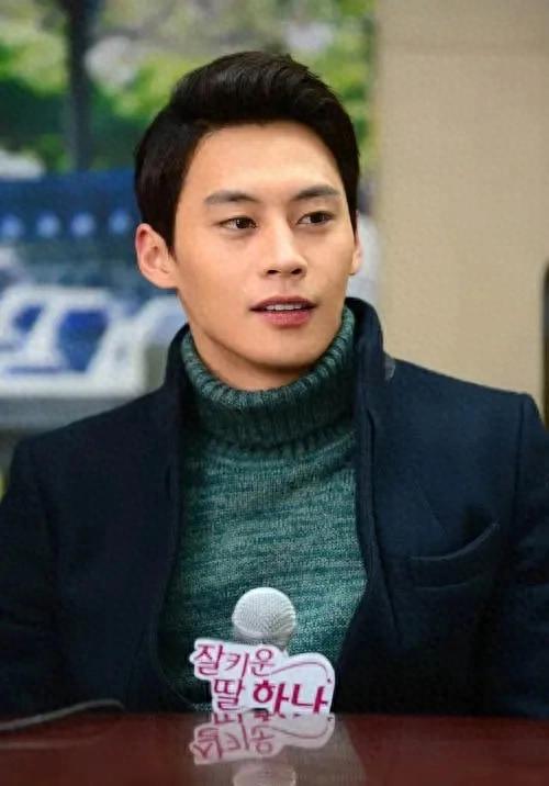 38岁的他是韩剧冷门男神,与朴韩星爱情破灭后,却选择单身至今。