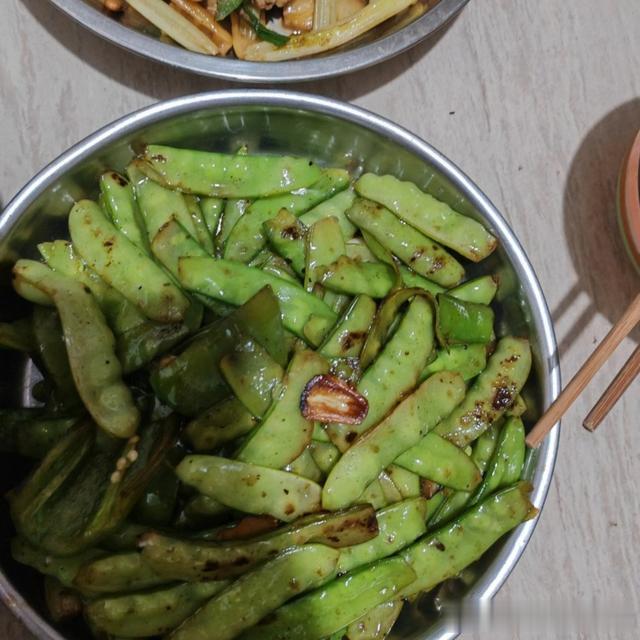 广东小哥清明节回村扫墓，嫌弃嫂子做的菜，亲哥：爱吃吃不吃就走