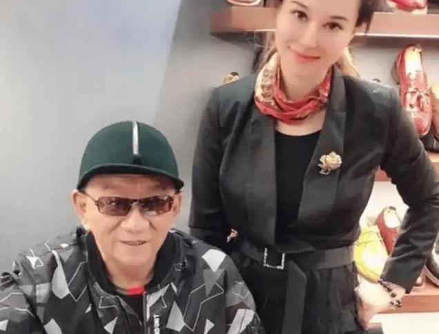 侯耀华“后院”起火!女徒弟身着清凉给徐少华伴舞,合照搔首弄姿