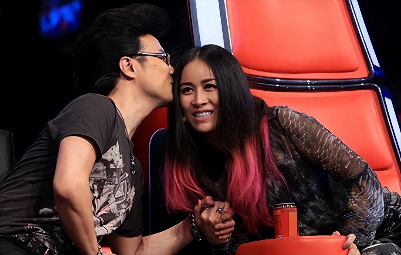 “消失”八个月后，56岁那英最新照片曝光，素颜出镜，慈眉善目