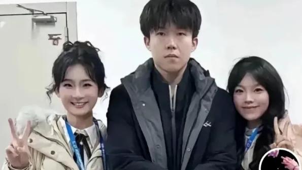 莎管严实锤！王楚钦与2个美女合影，双手高举搭着行李箱，被贴身表情冷漠