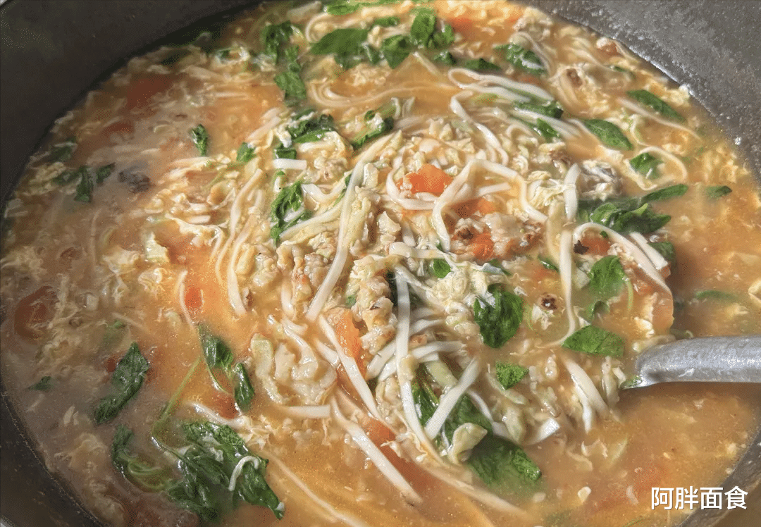 河南一家四口的茄汁面火了，像肉一样香，网友：就喜欢这样的做法