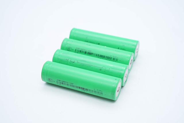 支持65W PD快充和120W小米快充，小米165W自帶線充電寶拆解