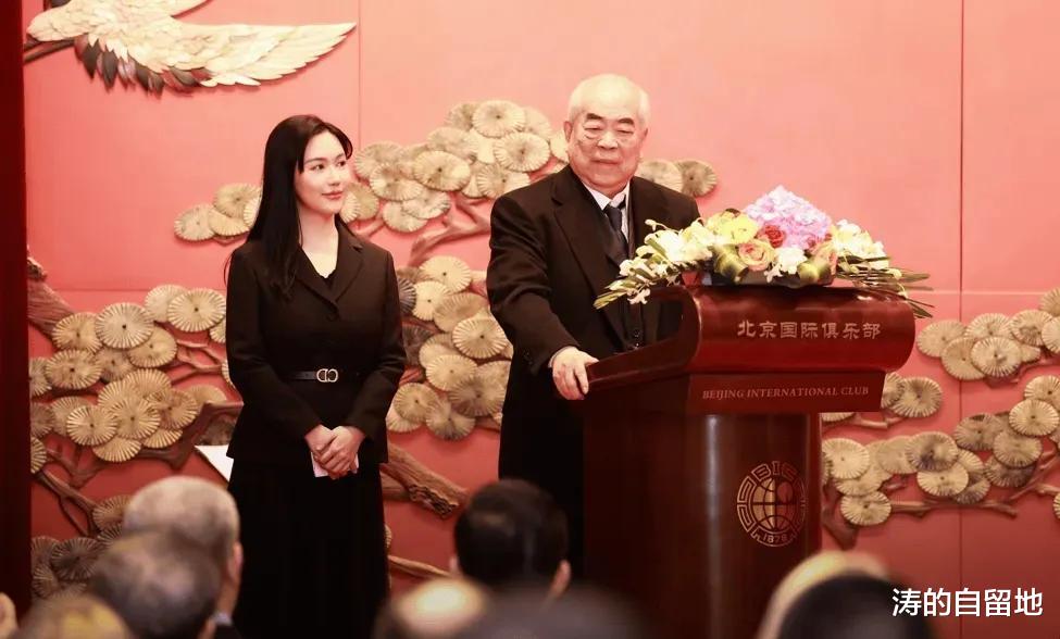 87岁范曾携37岁娇妻出席慈善晚会，徐萌长相迷人 成为了晚会的焦点