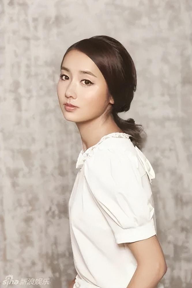 胡歌带她入行,唐嫣把她带火,人人都想娶她,现在40多岁美到犯规