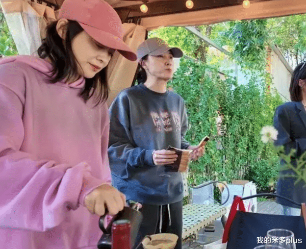 梅婷开奥迪车带姐妹秋游，烤全羊磨咖啡超享受，颖儿高露宋佳都在