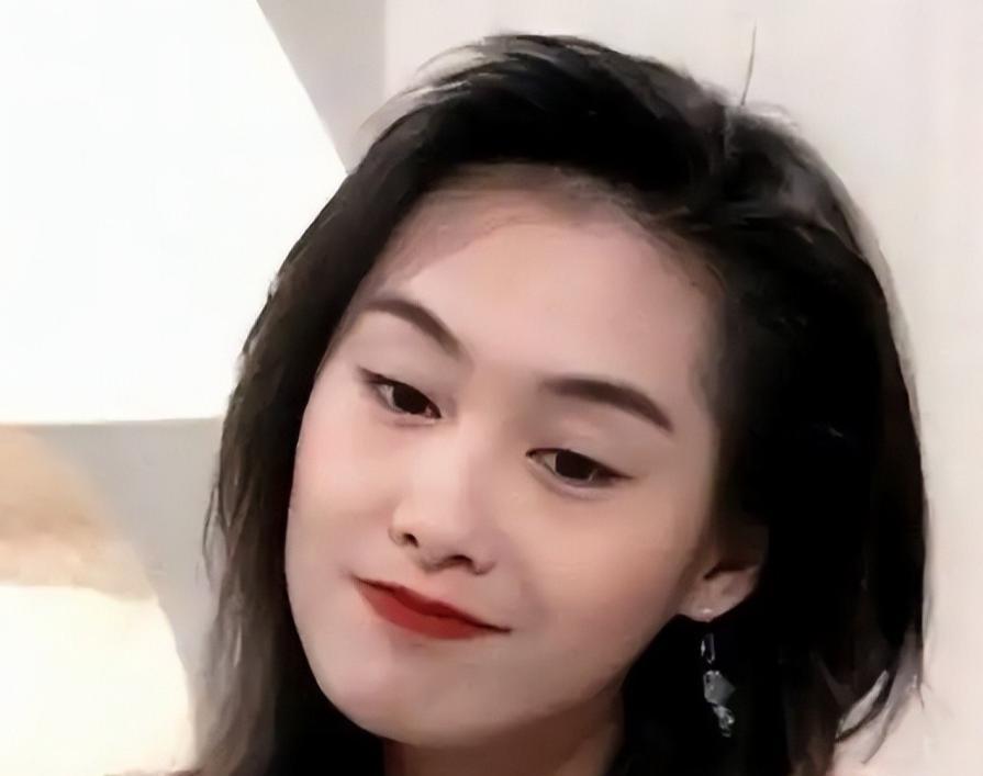 53岁朱茵老态明显，住深山残屋，开2万块破车，却称嫁给他很幸福