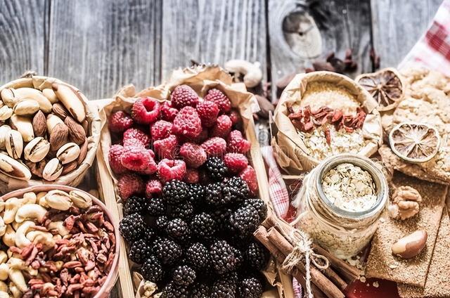 “中伏不忌嘴，郎中跑断腿”，中伏要两吃两不吃，度过最热20天？