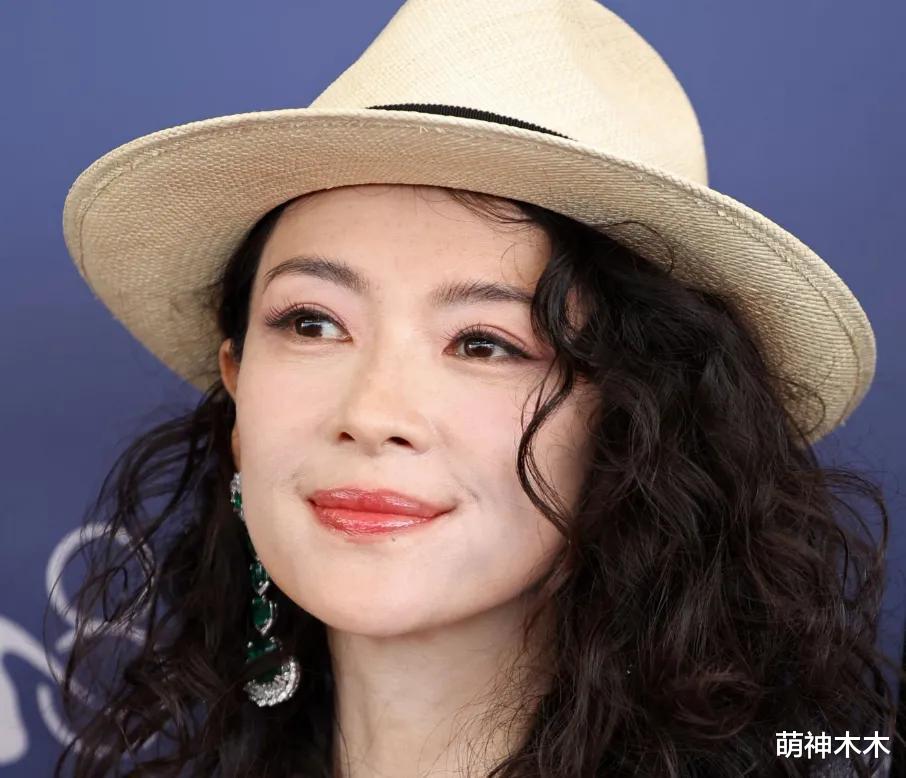 章子怡威尼斯红毯生图曝光!黑色造型被嘲太老气,胳膊卡粉好尴尬