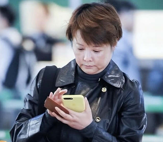 素颜堪称“照妖镜”，镜头前美若天仙，卸妆后，网友：大妈你谁？