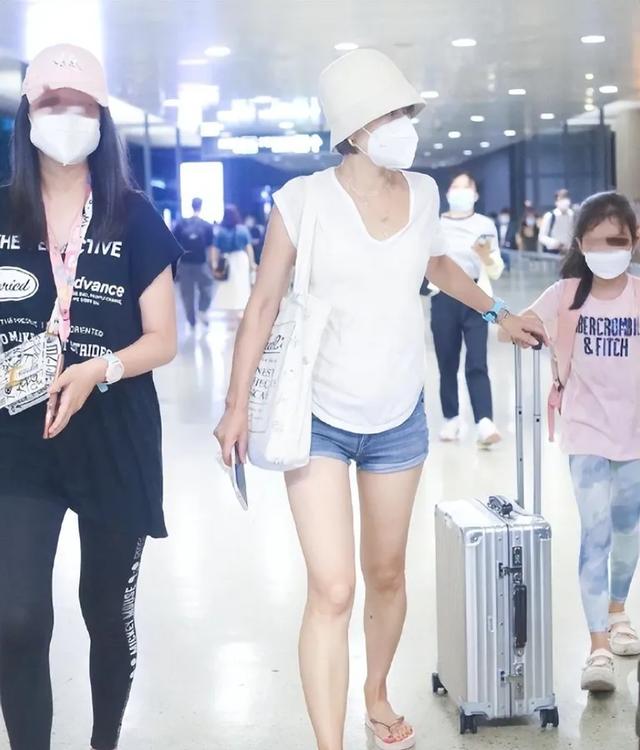 48岁马伊琍被好友晒素颜,脸上斑点都看得见,终于像个真实大妈!