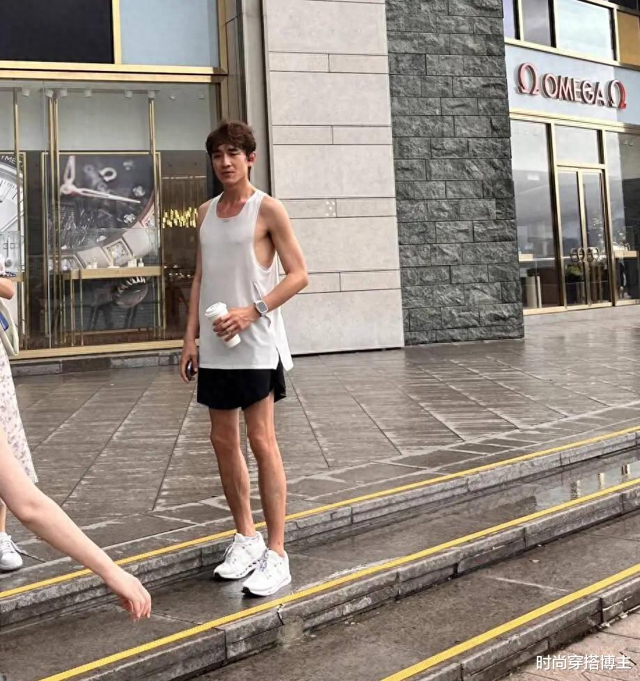 36岁林更新跑步被偶遇！真人又高又瘦似竹竿，网友：别再瘦了