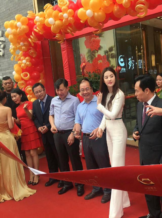 笑死,刘亦菲剪彩的样子,美得好出尘,身边几个大佬想看又不敢看