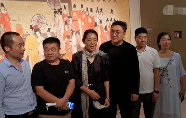 倪萍疯狂减肥没变漂亮反倒显老,黢黑身材干瘪,不如农家奶奶漂亮