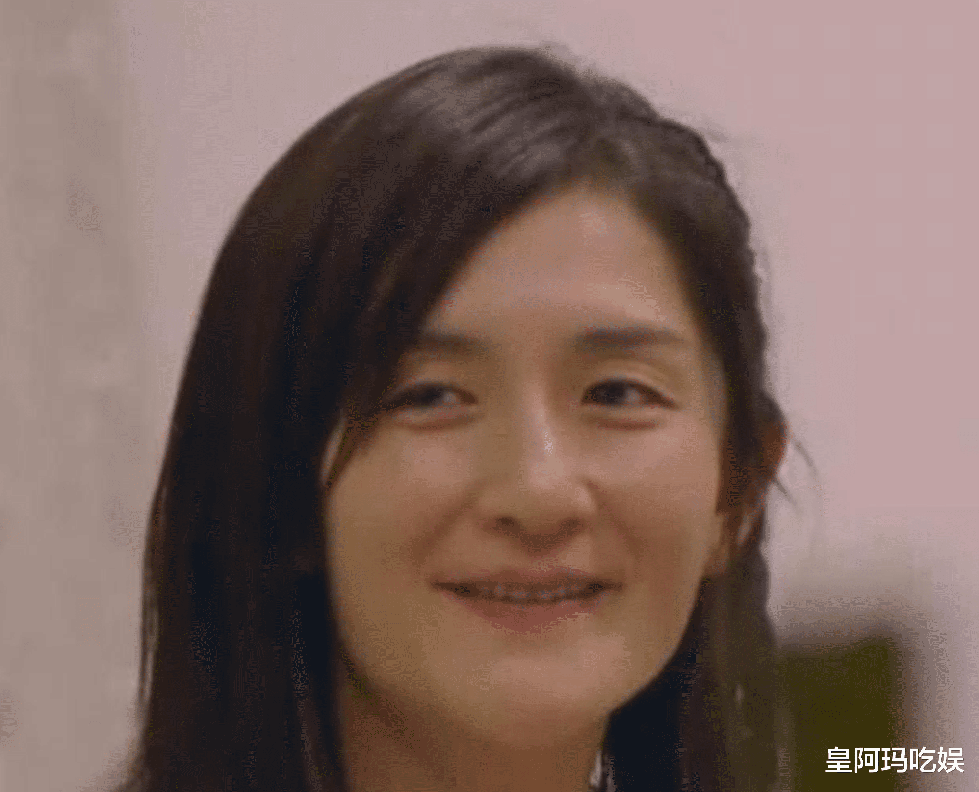 路人镜头下的女明星长啥样?生图满脸皱纹黑眼圈,老得认不出