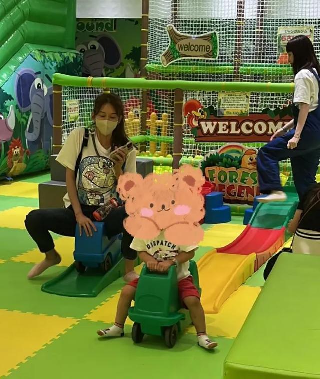 林志玲带儿子外出游玩，亲自陪儿子坐小车，还给儿子拍照超有耐心