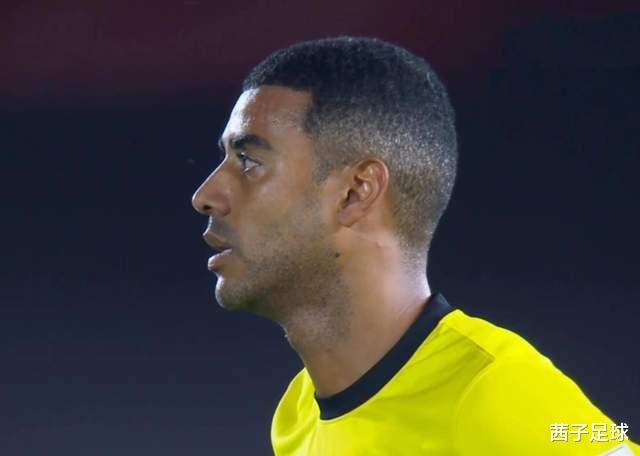 归化球员天花板！阿兰和摄影师沟通定妆照，一段中文交流太丝滑