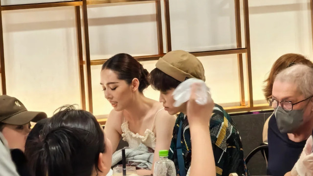 郭碧婷带家人逛泰国夜市，外甥露面超帅气，郭爸头发全白了变慈祥