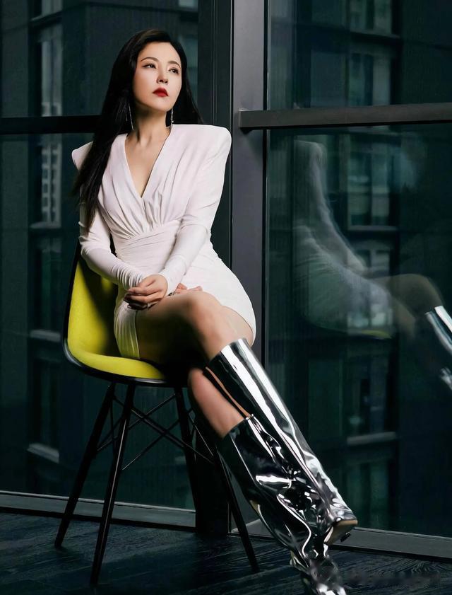 她是两百年一遇的美人,曾靠美貌征服3个影帝,如今48岁仍未婚