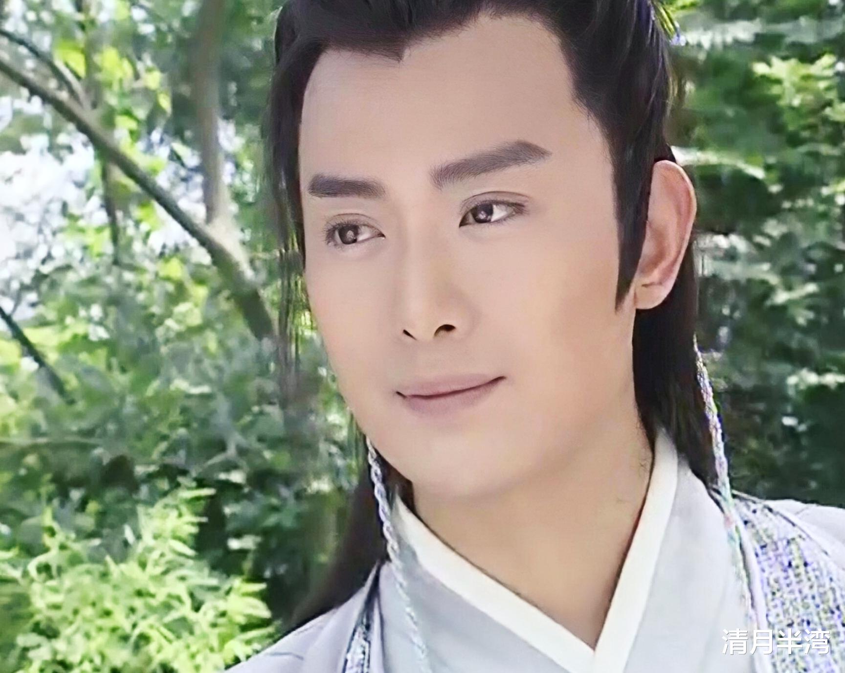 “天生桃花眼”的男星只服这8位，眉目传情透着苏感，看狗都深情