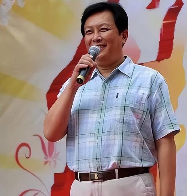 72岁唐国强近照,嘴巴紧闭脸部发黑,老到认不出,走路小心翼翼