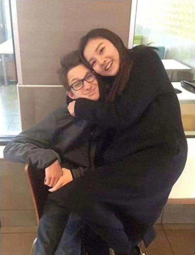 宋祖儿被老外曝出多张亲密照！公主抱、搂脖子，男子身份已被扒出