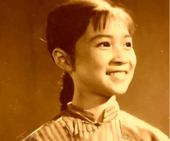 原来他就是蔡明儿子!隐瞒37年不暴露,究竟是何方神圣