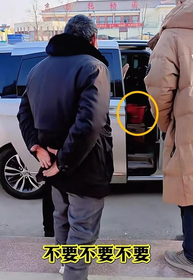 接地气!刘强东父母低调坐车离开光明村,不忘用红色桶带着农货