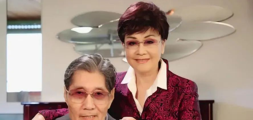 79岁李谷一罕见露面，骨瘦如柴与付笛声夫妻同框，没化妆变化好大