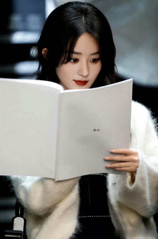 笑不活了!赵丽颖端午营业照惊艳全网,网友:这就是盛世美颜吗?